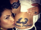 Thammy Gretchen faz a namorada beijar sua tatuagem com o número 13