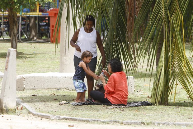 Juliana Knust com o filho brincando em parque na Lagoa Rodrigo de Freitas, RJ (Foto: JC Pereira e Gil Rodrigues/FotoRio News)