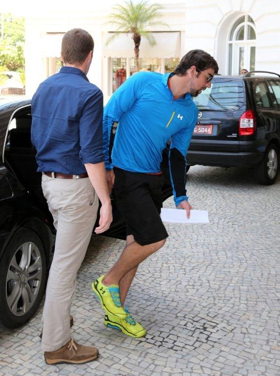 Michael Phelps chega apressado em hotel  (Foto: André Freitas / AgNews)