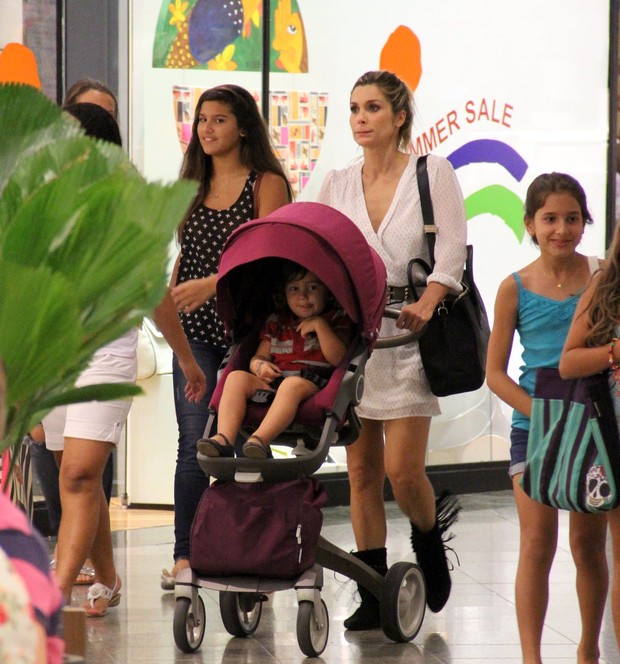 Flávia Alessandra com as filhas em shopping do Rio (Foto: Marcus Pavão / AgNews)