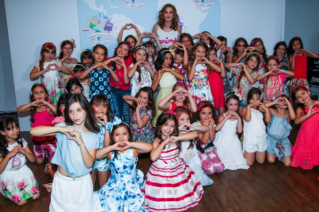 Sophia Abrahão faz foto com crianças em desfile de moda. (Foto: Manuela Scarpa/Photo Rio News)