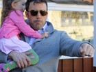 Com a filha no colo, Ben Affleck se irrita com paparazzo