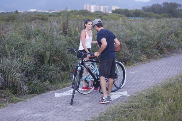 Kleber Toledo e Camila Queiroz em Passeio de Bike pela Reserva no Rio de Janeiro (Foto: AgNews / AgNews)