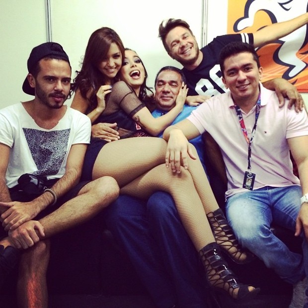 Anitta posa com o pai e com amigos em bastidores de show em São Paulo (Foto: Instagram/ Reprodução)