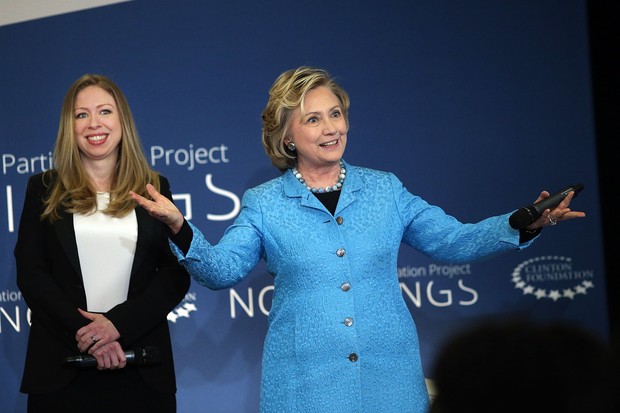 Chelsea Clinton e a filha (Foto: Agência AFP )
