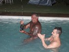 Alexandre Frota faz festa com champagne em piscina