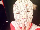 Miley Cyrus posa com máscara à la Lady Gaga