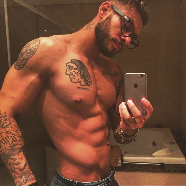 Lucas Lucco posa sem camisa e exibe físico sarado (Foto: Instagram/ Reprodução)