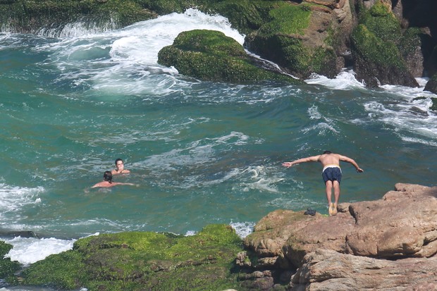 Cauã com a namorada na praia da Joatinga no Rio de Janeiro (Foto: AGNEWS )