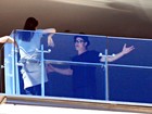 'DR'? Brad Pitt e Angelina Jolie têm conversa séria em varanda de hotel