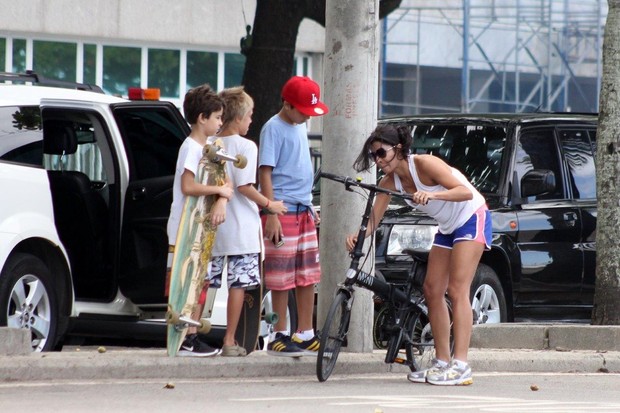 Anna Lima passeia com crianças na orla (Foto: JC Pereira / AgNews)