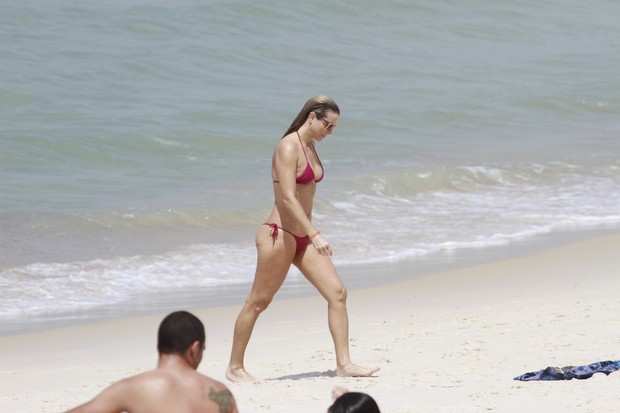 Christine Fernandes na praia da Barra da Tijuca, RJ (Foto: Dilson Silva / Agnews)