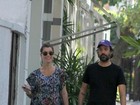 Grávida, Alinne Moraes passeia no Rio com o namorado
