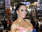 Graciella Carvalho exibe cintura fininha e gominhos em evento