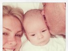 Ana Hickmann posa na cama com marido e filho