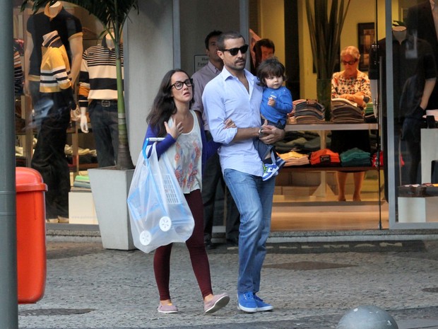Ricardo Pereira e família no shopping (Foto: Wallace Barbosa/AgNews)