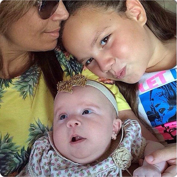 Solange Almeida com as filhas, Maria Esther e Estrela Sâmara (Foto: Instagram / Reprodução)