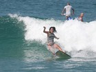 Daniele Suzuki cai da prancha durante surfe no Rio