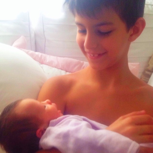 Henri Castelli posta foto do filho, Lucas, com a irmã no colo (Foto: Instagram / Reprodução)