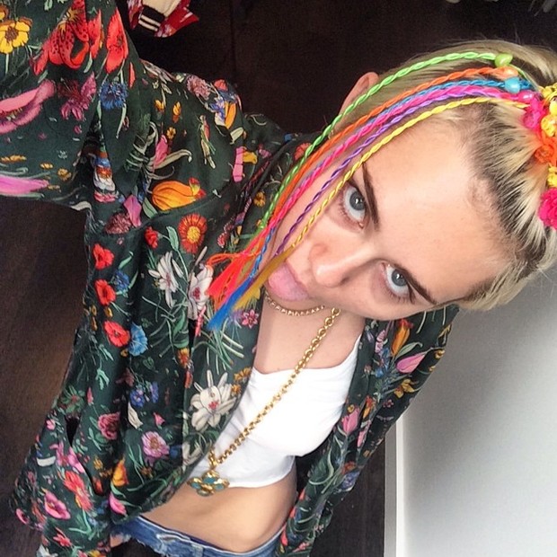 Miley Cyrus posa com acessórios coloridos (Foto: Instagram/ Reprodução)