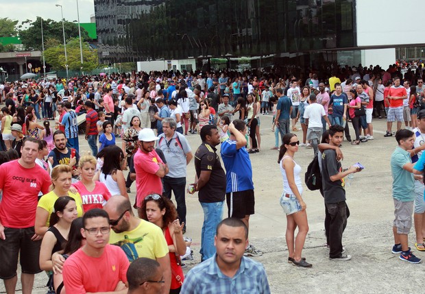 Fãs em frente ao Memorial da América Latina, em São Paulo (Foto: Celso Tavares/EGO)