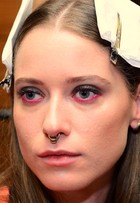 Maquiadora do SPFW ensina como esfumar olhos com cores fortes
