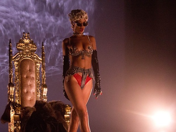 Rihanna em ação no clipe da música Pour it up (Foto: Instagram/ Reprodução)