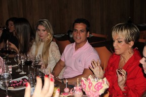 Bárbara Evans com Leonardo Conrado e avó Conceição em restaurante no Rio (Foto: Rodrigo dos Anjos/ Ag. News)