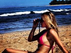 Fiorella Mattheis posa de biquíni e exibe boa forma em praia no Havaí