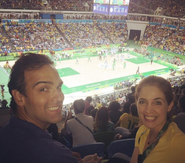 Tadeu Schmidt e Poliana Abritta na partida de basquete entre Brasil e Argentina (Foto: Reprodução/Instagram)