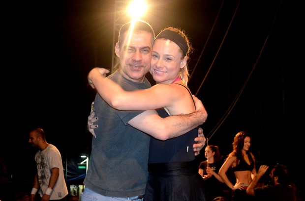 O diretor do espetáculo Claudio Botelho e Giselle Prates (Foto: Reprodução/Facebook)