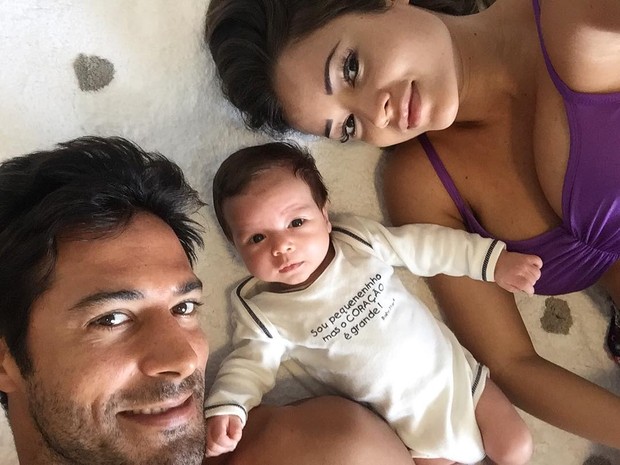 Aryane Steinkopf e família (Foto: Reprodução/Instagram)