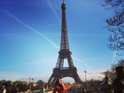 Nicole Bahls curte férias em Paris e posa em frente a Torre Eiffel
