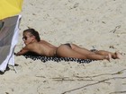Fernanda de Freitas exibe corpão em praia e desamarra sutiã do biquíni