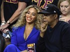 Beyoncé usa terninho decotado para ir a jogo de basquete com Jay-Z