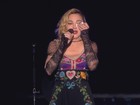 Madonna chora ao homenagear as vítimas do atentando em Paris