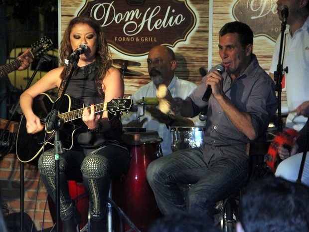 Luka canta com Eri Johnson no Rio (Foto: Marcus Pavão/ Ag. News)