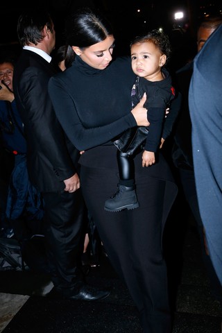 Kim Kardashian com a filha, North, no desfile da Balenciaga, em Paris (Foto: Getty Images)