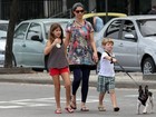 Maria Paula passeia com os filhos pela orla do Leblon, no Rio
