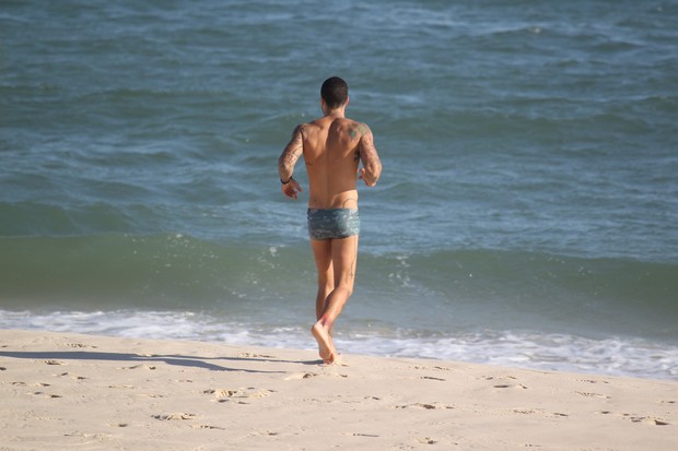 Felipe Titto na praia (Foto: Dilson Silva / Agnews)