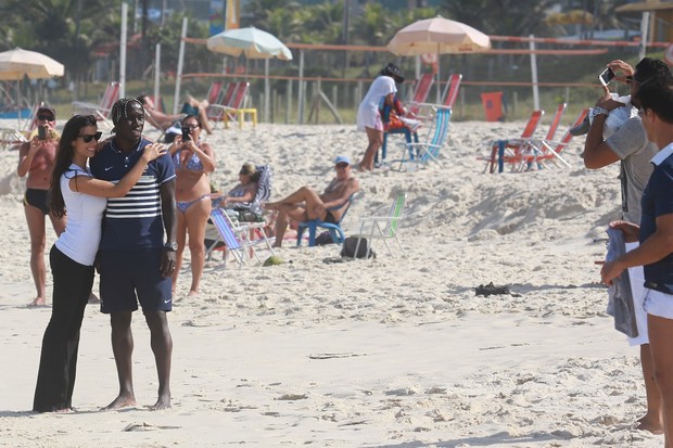 Bacary Sagna, jogador Francês, e família em praia do RJ (Foto: Dilson Silva e André Freitas / aGNEWS)