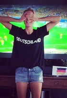Heidi Klum comemora goleada da Alemanha sobre o Brasil