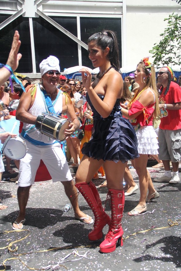 Mari Silvestre na Bateria de um Bloco de Rua no Leblon, RJ (Foto: Rodrigo dos Anjos / AgNews)