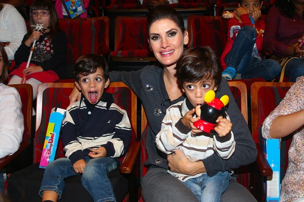 Isabella Fiorentino com os filhos (Foto: Manuela Scarpa / Foto Rio News)