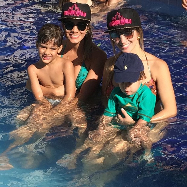 Elisa Leite e Luana Rodrigues com os filhos Bernardo e João Gabriel. (Foto: Reprodução/Instagram)