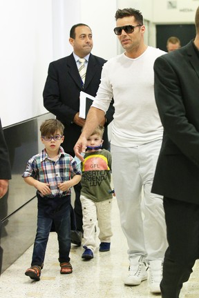 Ricky Martin com os filhos gêmeos Matteo e Valentino em Sydney, na Austrália (Foto: Splash News/ Agência)