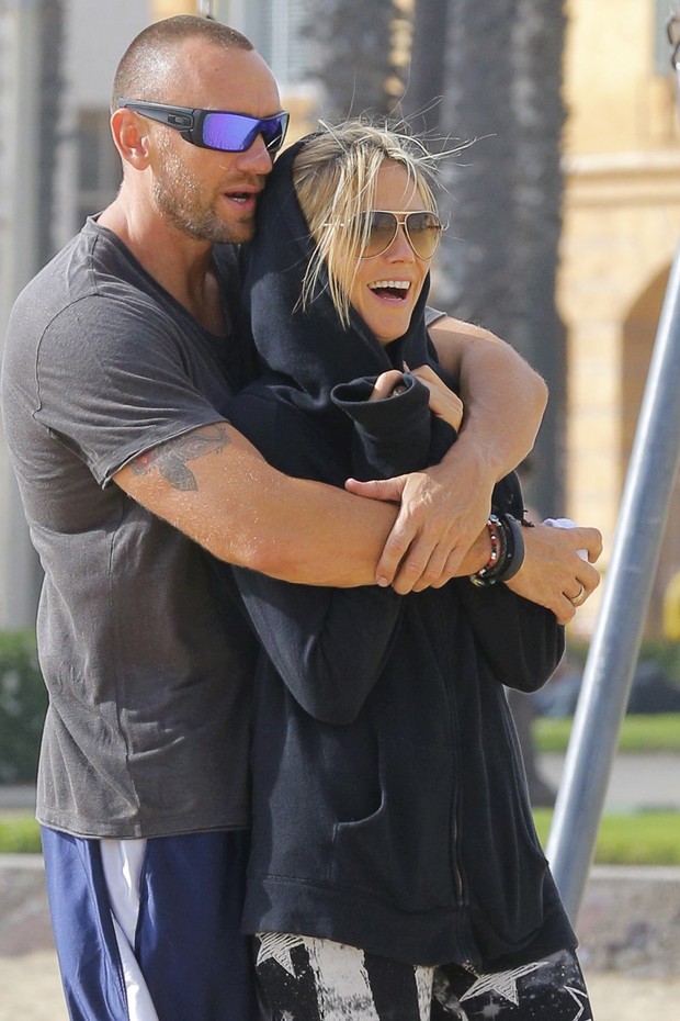 Heidi é abraçada por namorado durante passeio em Malibu (Foto: X17 Agency)