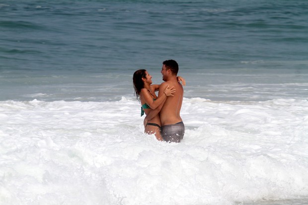 Ronaldo e namorada na praia do Leblon, RJ (Foto: Wallace Barbosa/AgNews)