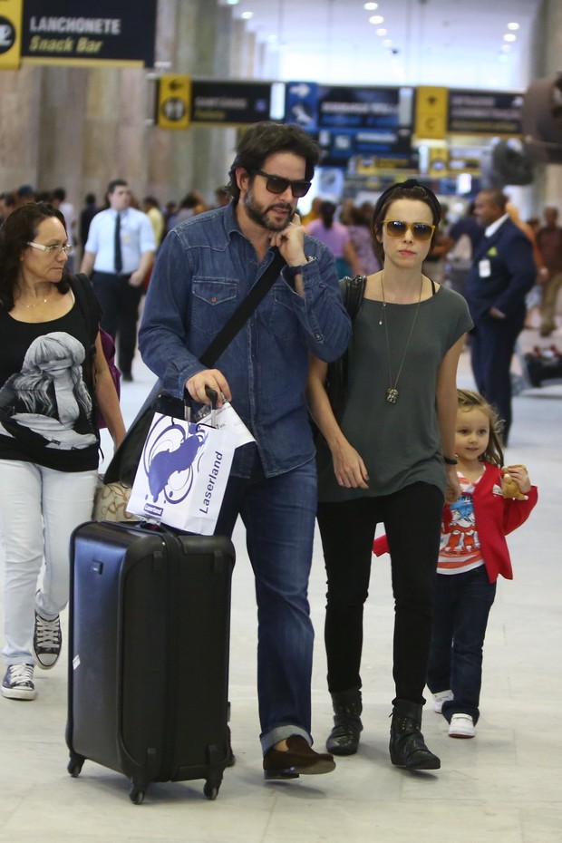 Murilo Benício de Débora Falabella com a família no aeroporto (Foto: Marcello Sá Barreto / AgNews)