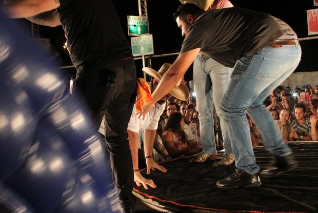 Sorocaba cai durante show em São Paulo (Foto: Paduardo / AgNews)